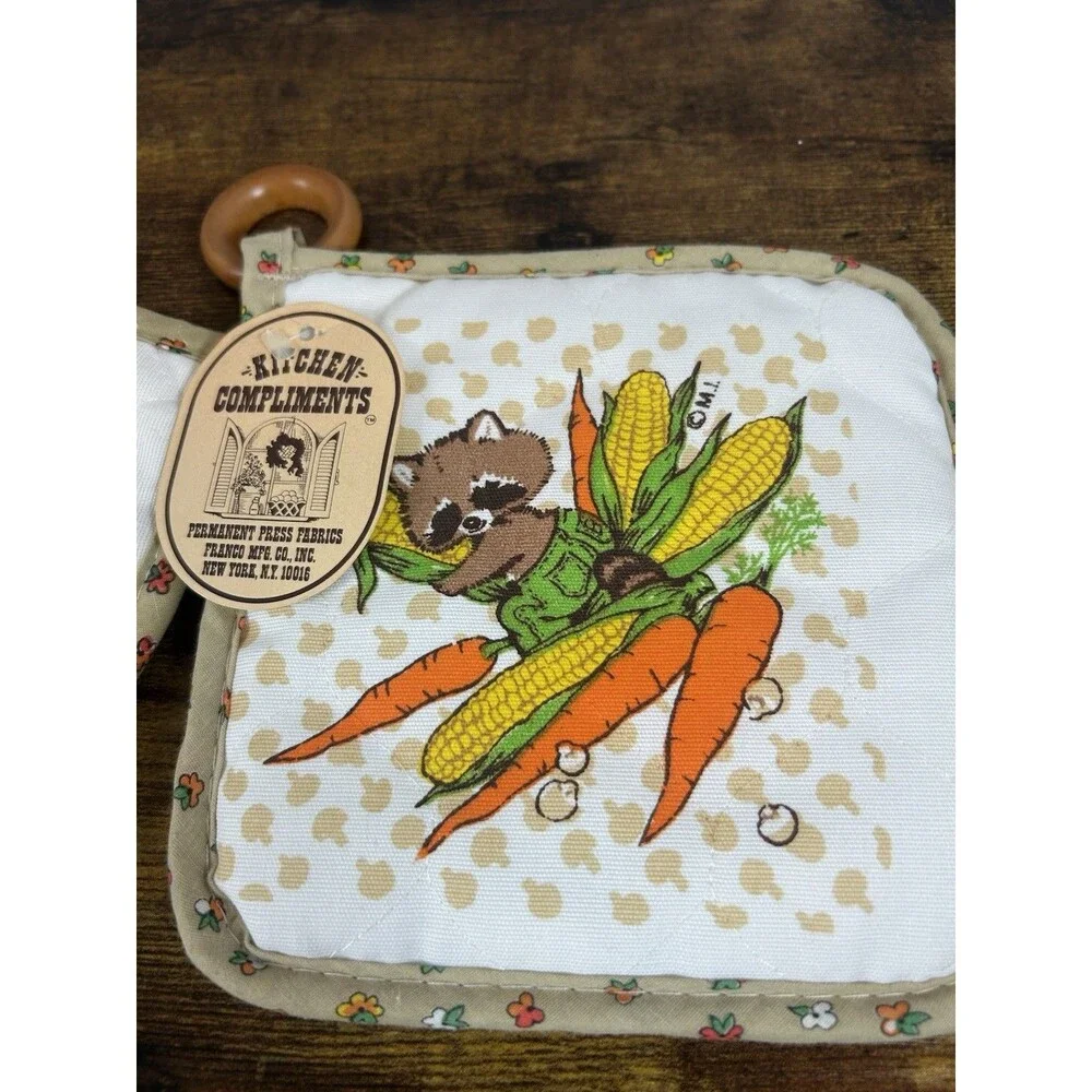 Vintage Kitchen Compliments Retro Vegetables Raccoon Pot Holder Mitt Set Decor